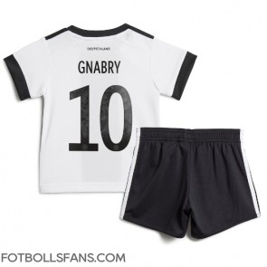 Tyskland Serge Gnabry #10 Replika Hemmatröja Barn VM 2022 Kortärmad (+ Korta byxor)